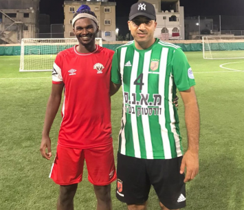 טקה במעמד החתימה