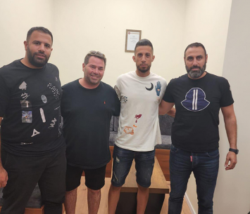 השוער במעמד החתימה