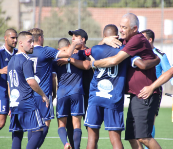 קבוצה צנועה ושמחה. שחקני חולון חוגגים (בן מלניק)