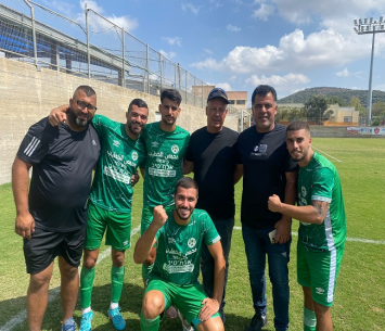 הישאם והלהקה. שחקני כפר כנא והמאמן הישאם זועבי חוגגים בסיום המשחק