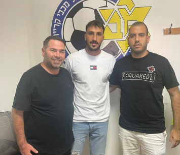 אמזלג במעמד החתימה