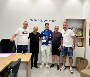 נבו מזרחי במעמד החתימה