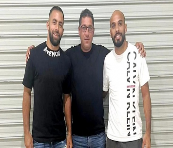 יוצאים לדרך חדשה. אדהם שיבלי ואחמד עוואד לצידו של אמיר אסעד (צילום: מדיה מכבי אחי איכסל)