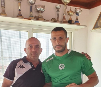 מגיע לליגה א' אחרי שנים רבות בליגה ב'. מוחמד עמריה במעמד החתימה (פייסבוק צעירי כפר כנא)