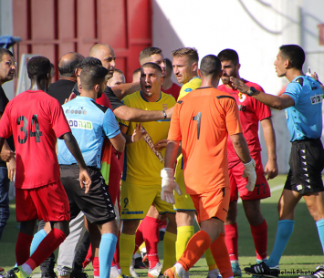 מהומה במגרש (בן מלניק)