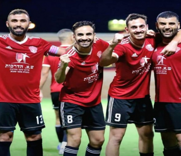 חגיגה עכואית.  ויאם מוסא, מוסטפא טאהא, מויעד מנסור, והקפטן ג'עס עבדאלה