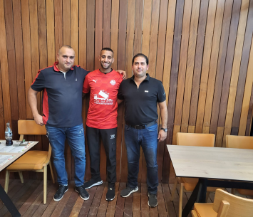 באדיר במעמד החתימה 