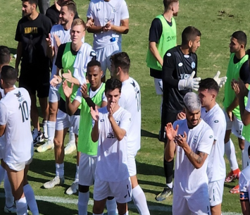 עבדו קשה, כדי לחגוג. שחקני דימונה בסיום המשחק (דן בונבידה)