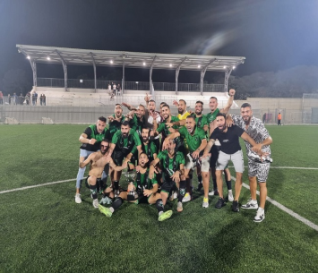 יהיו סינדרלה גם הפעם? שחקני צופי חיפה אחרי הניצחון על נווה שאנן (עמוד הפייסבוק של המועדון)