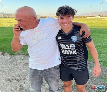 מאמין בצעירים. גדי כרמלי לצידו של אלעד כהן ((רון בלומנטל - RB PHOTOGRAPHER)