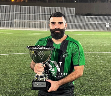 נולד לכבוש. רוברט ארחיל לאחר הזכייה בגביע המחוז (עמוד הפייסבוק של צופי חיפה)