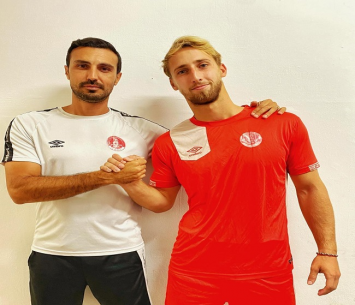 שון קלימקין במעמד החתימה לצידו של המאמן, דויד מרטן