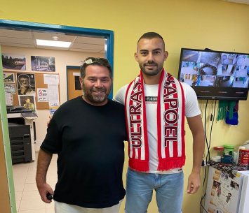 אכרם שריח לצד סוכנו, עידו קרן, מיד לאחר החתימה בכאוכב