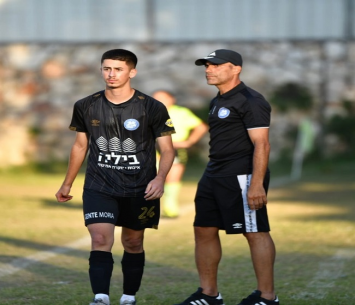 מאמן הבוגרים מאמין בו. ירין מלול לצידו של אורן פלאש (עדי דטליס)