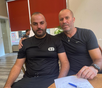 גניש במעמד  החתימה