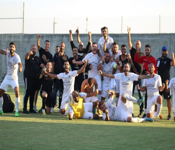 תמונת ניצחון. שחקני כפר כנא בסיום המשחק (דאפר מאחמיד)