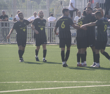 שחקני נהריה חוגגים (מיכה פישנזון)