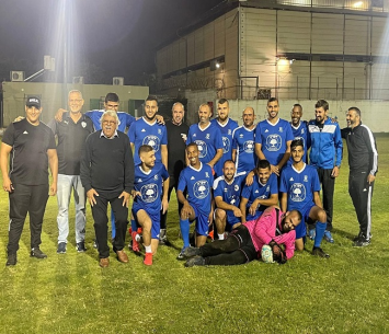 באווירה טובה ומחויכת. שחקני לוד, משה בוחבוט וגיא גולדפרב (מדיה ההתאחדות לכדורגל)