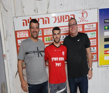 אביהו עזר לאחר החתימה, לצד ניר שטרית - מנכ