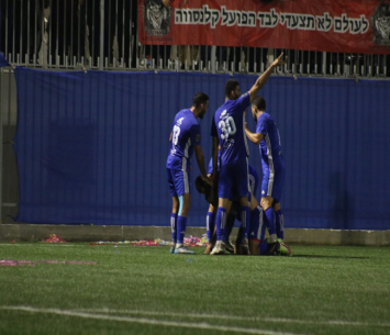 יוותרו על הביתיות? שחקני קלנסוואה חוגגים כיבוש שער במגרש בג'ת (דאפר מאחמיד)