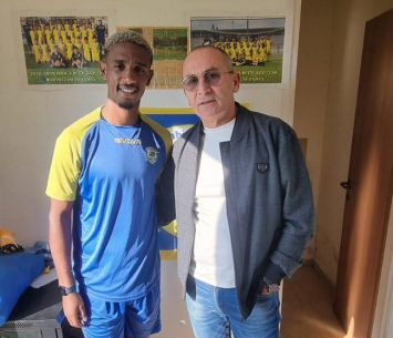 חיזוק משמעותי. לקאו במעמד החתימה (מדיה מכבי יבנה)