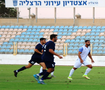 שוב באותה קבוצה עם צביקה לוי. יובל שחורי (במרכז התמונה) במשחק מול מכבי הרצליה (בן מלניק)