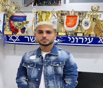 יוצא לדרך חדשה. ניל ורטהיים לאחר החתימה בנשר