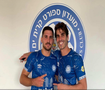 המהפכנים של קרית ים. נבו מזרחי ואיתי מגל בסיום המשחק (עדי דיטליס)