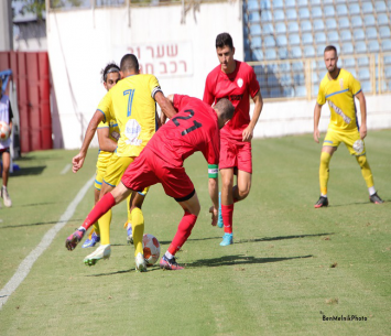 למרות השביתה, אשדוד הקשתה עליהם. שחקני הפועל הרצליה במשחק מול חולון (בן מלניק)