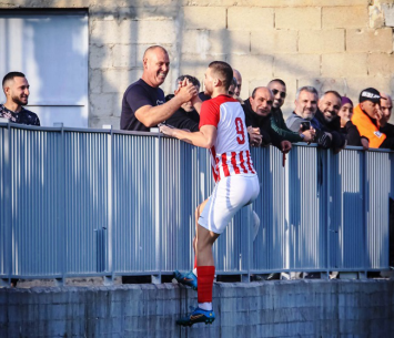 תמונת ניצחון. אחמד חלאילה חוגג עם האוהדים ביציע (עובאדה אלכתילאת)