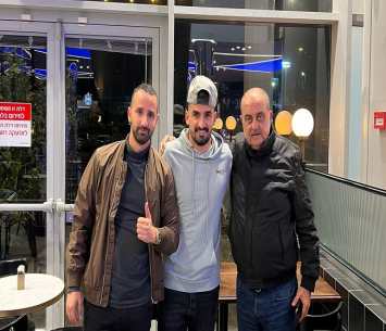 חיון במעמד החתימה