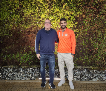 כליפה במעמד החתימה