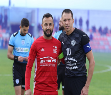 הספורטיביות והכבוד ההדדי ניצחו. הקפטנים של הקבוצות לפני המשחק (דאפר מאחמיד)