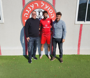 עוואד במעמד החתימה