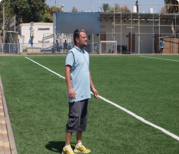 חוזר לעולם מחלקות הנוער. ארז בלפר (אלון יהודיוף)