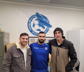 מגיע לבית חדש. כהן לצד מאמנו וסוכנו