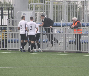 שחקני נהריה חוגגים את השער (מיכה פישנזון)