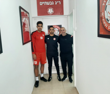 באשיר במעמד החתימה