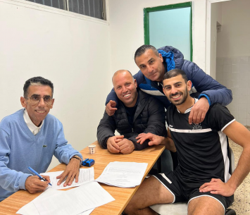 אטיאס במעמד החתימה