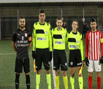 משחק שהתנהל באווירה טובה. קפטני הקבוצות וצוות השיפוט (דאפר מאחמיד)