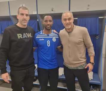 טסאו במעמד החתימה