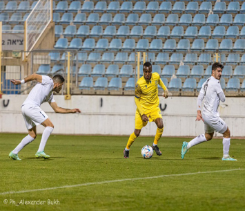להט על כר הדשא. עודד בירו (אלכסנדר בוך)