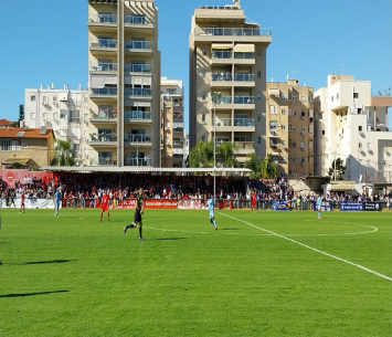 לאוהדים הגיע הרבה יותר. שחקני הקבוצות במהלך המשחק (יח