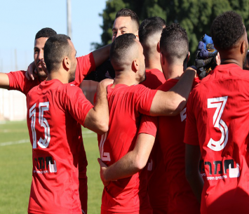 התפרצות רגשות. שחקני טירה חוגגים כיבוש שער (דאפר מאחמיד)