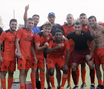 ניצחון גדול. שחקני כפר שלם