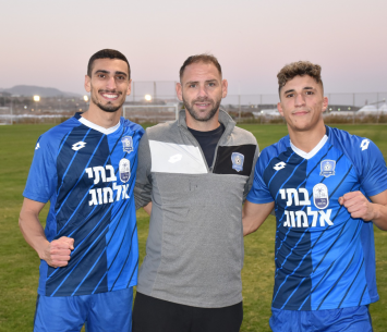 שמחה של ניצחון. טסל לצד שחקניו (רון בלומנטל- RB PHOTOGRAPHER)