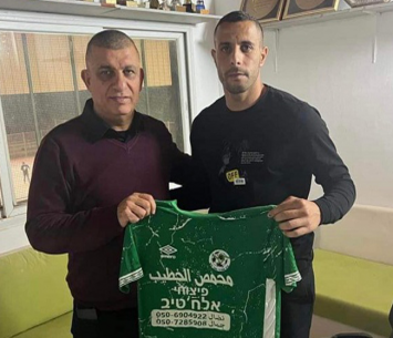 עמרייה במעמד החתימה