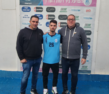 אמסלם במעמד החתימה