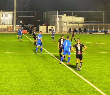 הכחול עולה. שחקני הקבוצות במשחק אמש (ענאן עמאשה)