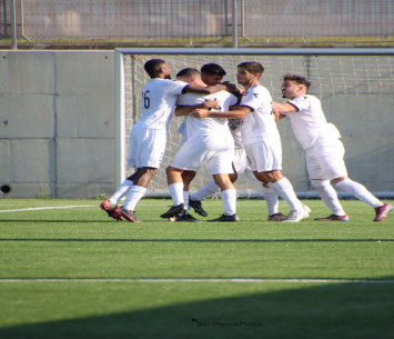 חגיגה בלבן. שחקני הבקעה חוגגים כיבוש שער (בן מלניק)